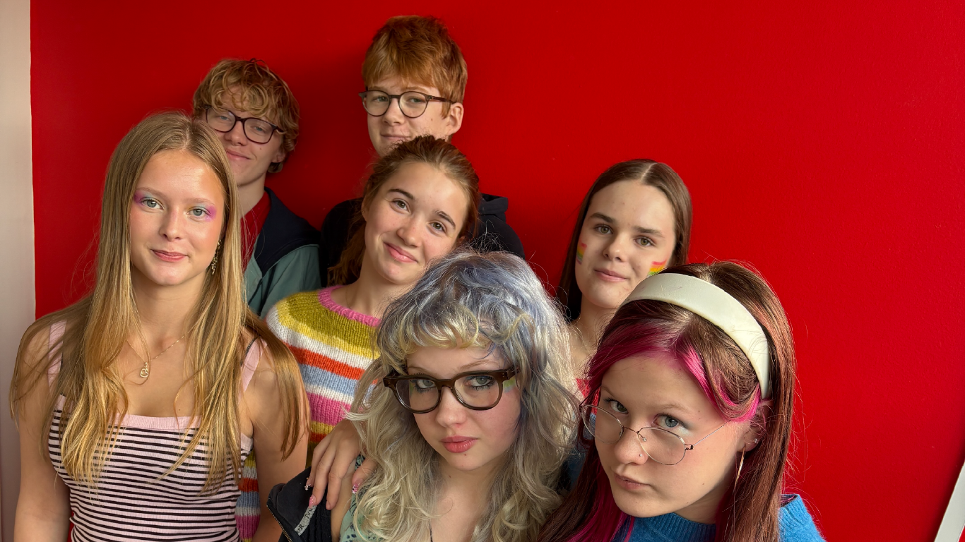 Photo of seven musicians in the band Notlaus